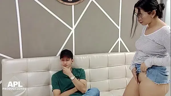 Por ser un chico aplicado en mis notas, la muy cachonda de mi madrastra me regalas sus grandes tetas – Parte 1- porno en español