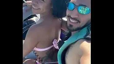 POV: Novinha Safada, deixou marido na areia e fudeu com o instrutor no Jetski com todo mundo olhando.