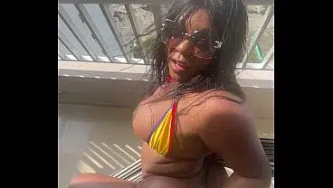 Sexo en la playa con una linda desconocida , me deja correrme en su coño