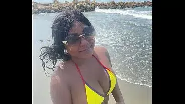 Hermanastra le gusta tener sexo en la playa con desconocidos