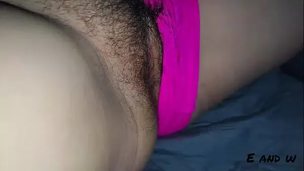 la hermastra se hace las bragas de lado y muestra toda su empanada