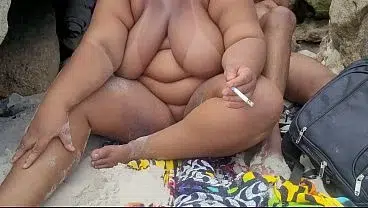 Aproveitando a praia de abrico ( nudismo) para me exibir gostoso e gozar muito