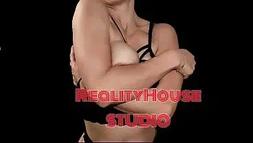 Hermosa chica solitaria en playa nudista me una tremenda mamada