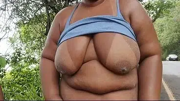 Me exibindo na rua e todos olhando saindo da praia de abrico ( Nudismo total)