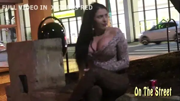 Mulher fica pelada na rua .