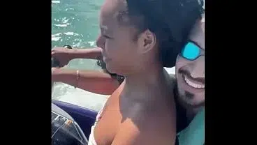 Novinha Safada, deixou marido na areia e fudeu com o instrutor no Jetski