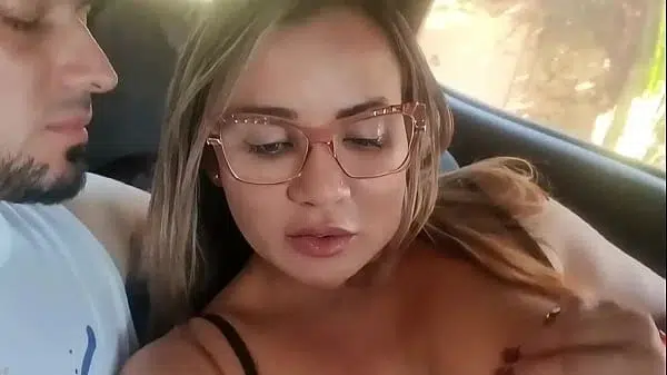 Safada do clitóris grande me esperou para comer ela no carro