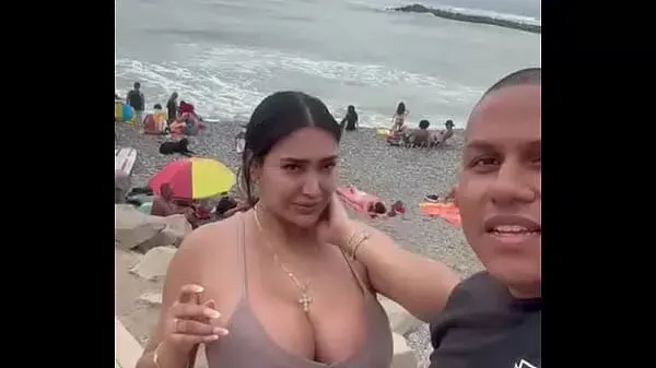 EN LA PLAYA CON LA CULONA