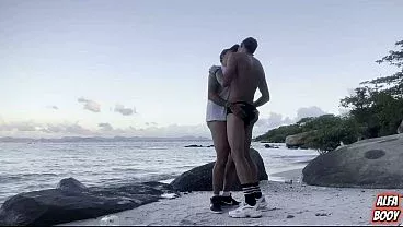 PEGUEI O TURISTA DE DE JEITO NA PRAIA E TAQUEI O PAU TUDO DENTRO ATÉ SAIR BASTANTE LEITE