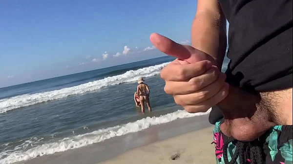 La mejor playa de Miami para tener sexo casual, sólo saqué mi polla y ellas se acercaron
