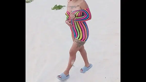 Latina Exhibiéndose en playa publica en mexico