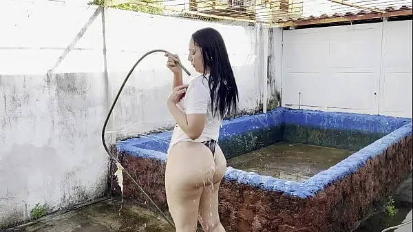 MI MADRASTRA BAÑANDOSE EN EL PATIO EN BIKINI CON SU CULO INRRESISTIBLE