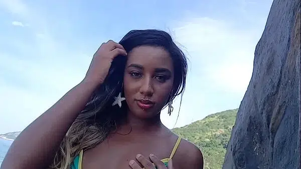 Não tem lugar melhor pra transar na praia eu dei o meu cuzinho bem gostoso pra esse dotado