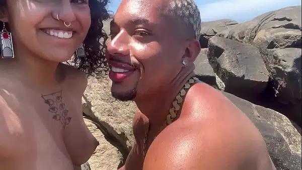 Novinha casada de 18 anos dando pro seu amante na praia da Barra da tijuca