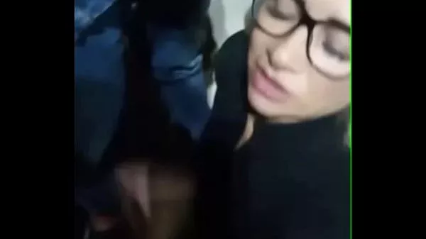 Estava caminhando pela praia de madrugada, encontrei dois machos, chupei os paus deles e tomei leitinho