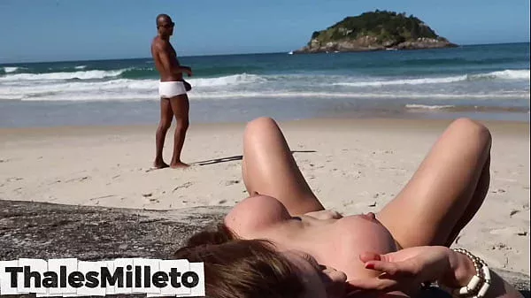 Levei a gostosa para uma praia deserta, ficou tão louca de prazer que acabou sedendo o cuzinho pra eu meter