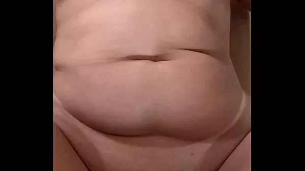 Loira gostosa com marquinha de biquíni peitos naturais se masturbando