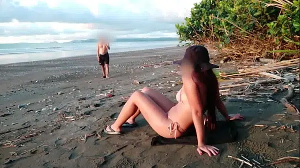 ME FOLLA UN DESCONOCIDO! Estaba en la playa y me folan. Porno real