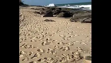 Novinha de 18 anos dando pro amigo do corno na praia